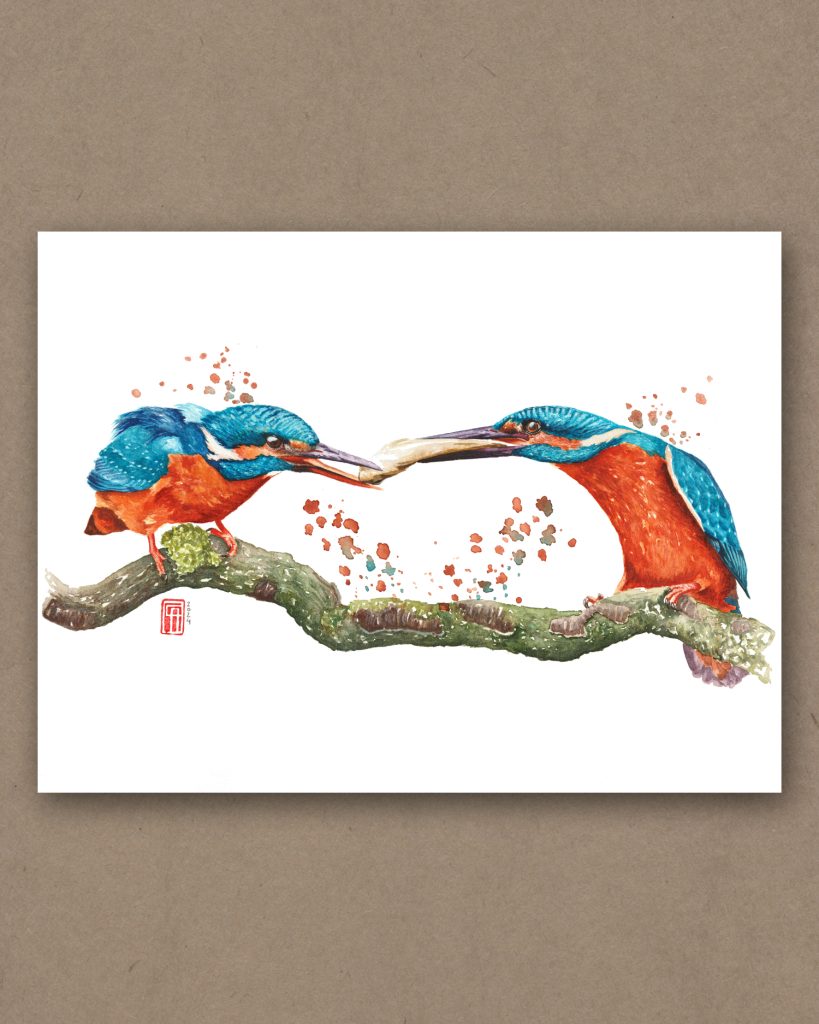 Aquarell zweier Eisvögel auf einem Ast, die sich einen Fisch teilen
