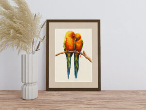 Gerahmtes Aquarell zweier Sonnensittiche, die aneinander gekuschelt auf einem Ast sitzen