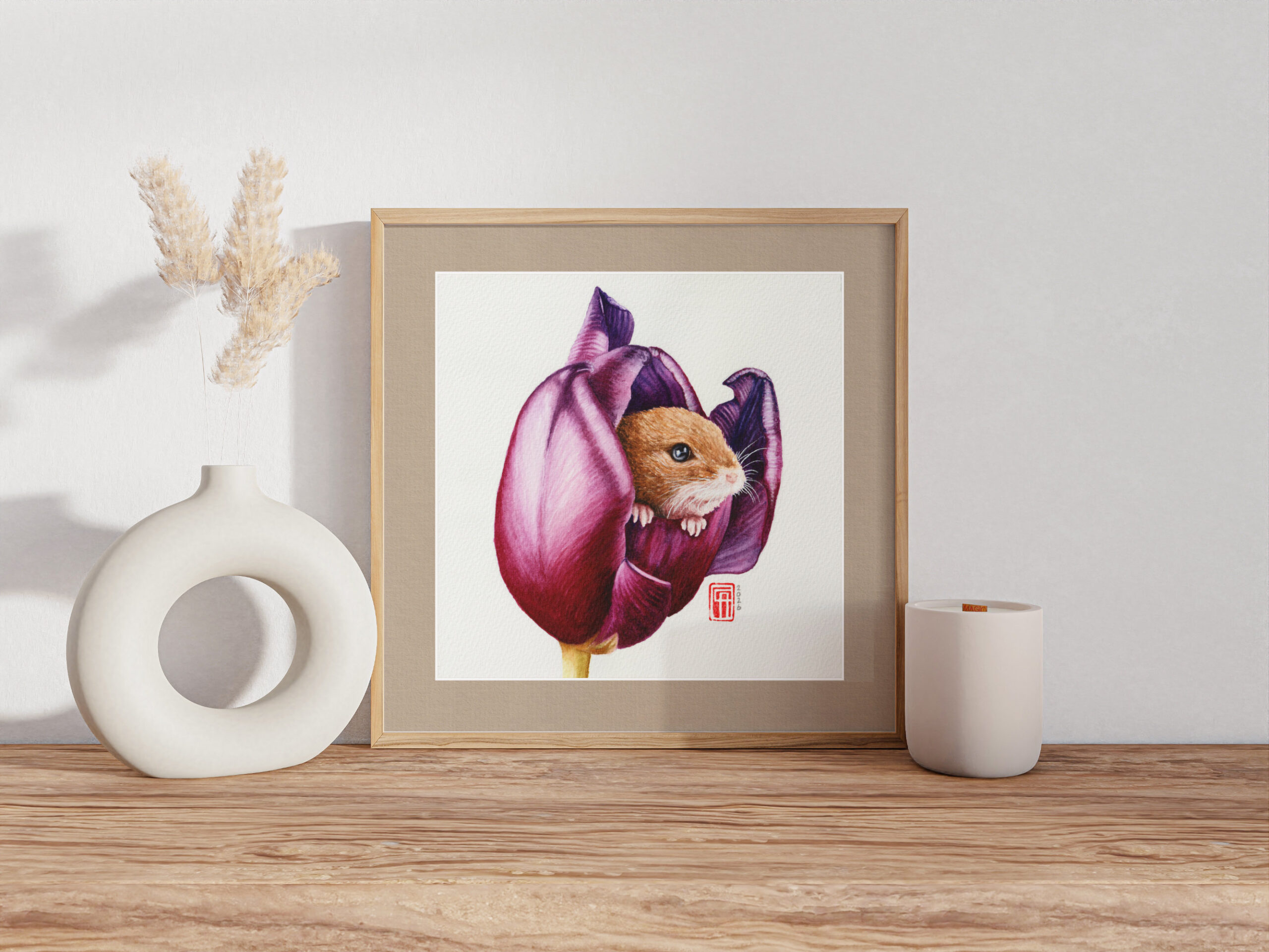 Frühlingsversteck (Rahmenbeispiel) Rahmenbeispiel eines handgemalten Aquarells einer Feldmaus in einer Tulpe