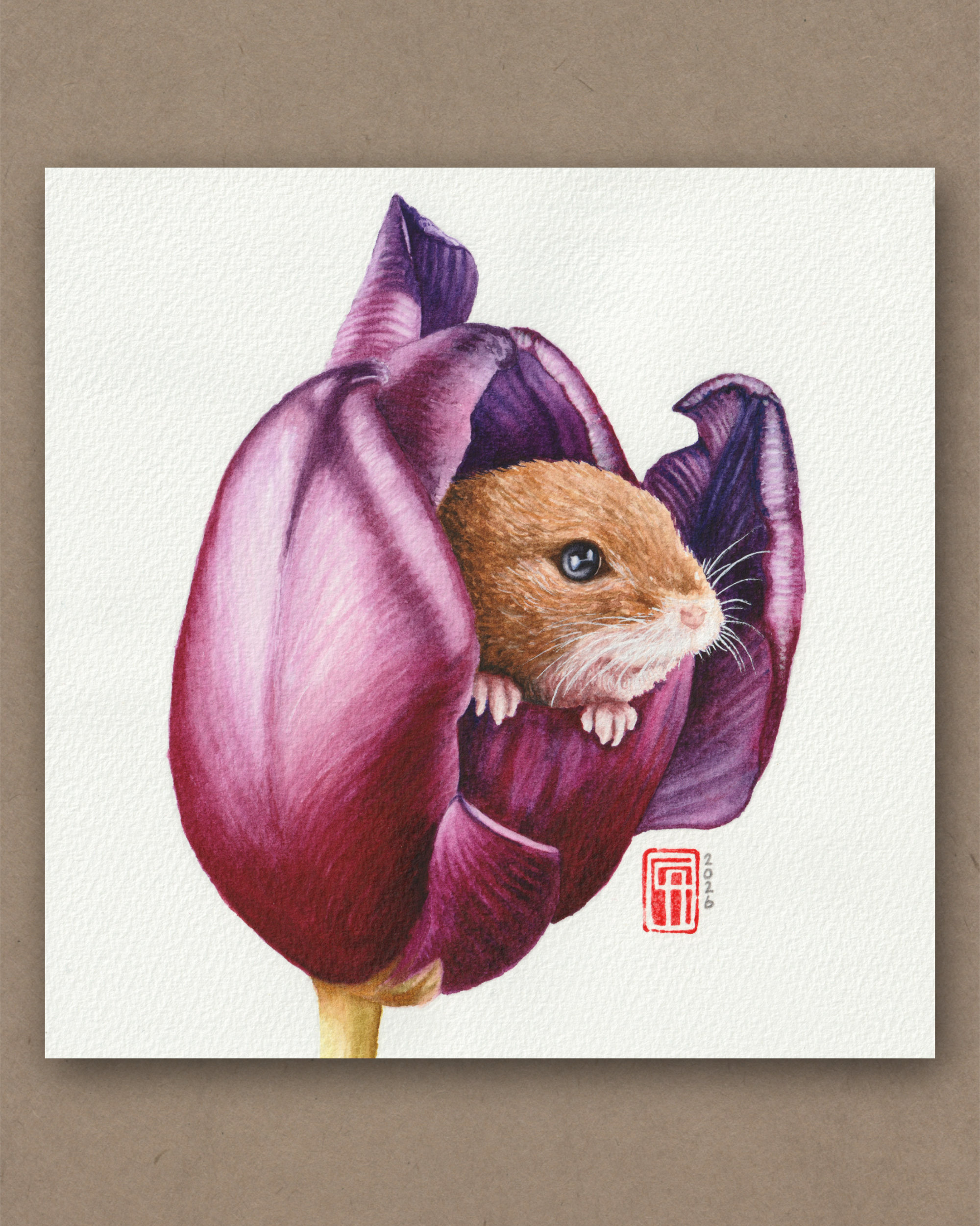 Frühlingsversteck Handgemaltes Aquarell einer Feldmaus in einer Tulpe