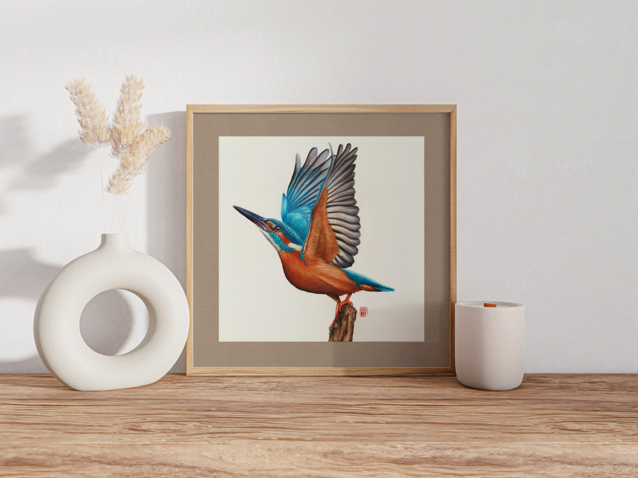 Schwingen der Freiheit (Rahmenbeispiel) Gerahmtes Aquarellgemälde eines europäischen Eisvogel, der mit ausgebreiteten Flügeln zum Flug ansetzt.